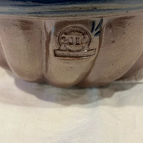 Rowe Pottery Bundt Cake Pan - Picture 4 of 4